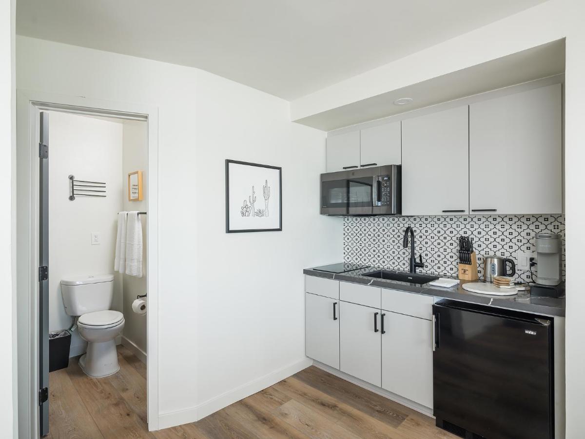Oceanfront Corner King Studio (206)