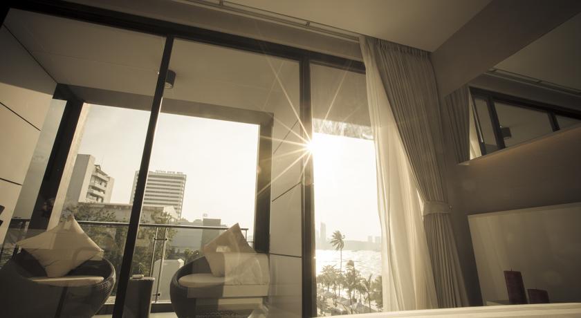 ห้องดีลักซ์เตียงใหญ่พร้อมวิวทะเลบางส่วน