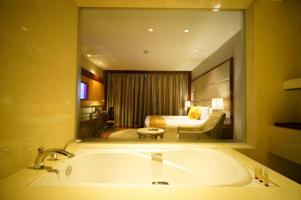 Junior King Suite with Lounge Access with Lounge access with unlimited pouring liquor from 17:00 to 19:00 hours & High tea buffet from 17:00 to 19:00 hours.