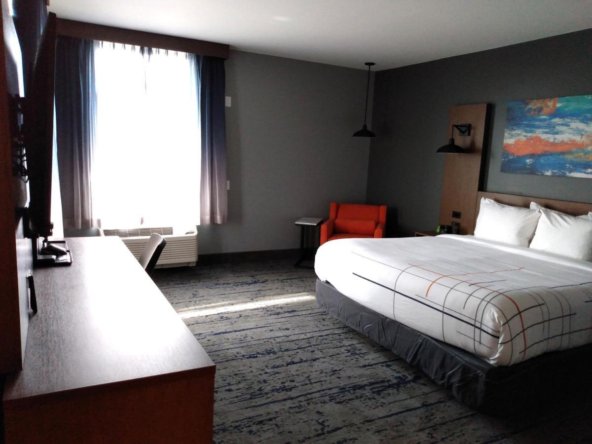 1 King Bed, Mobility/Hearing Accessible Room, Tub with Grab Bars, Non-Smoking