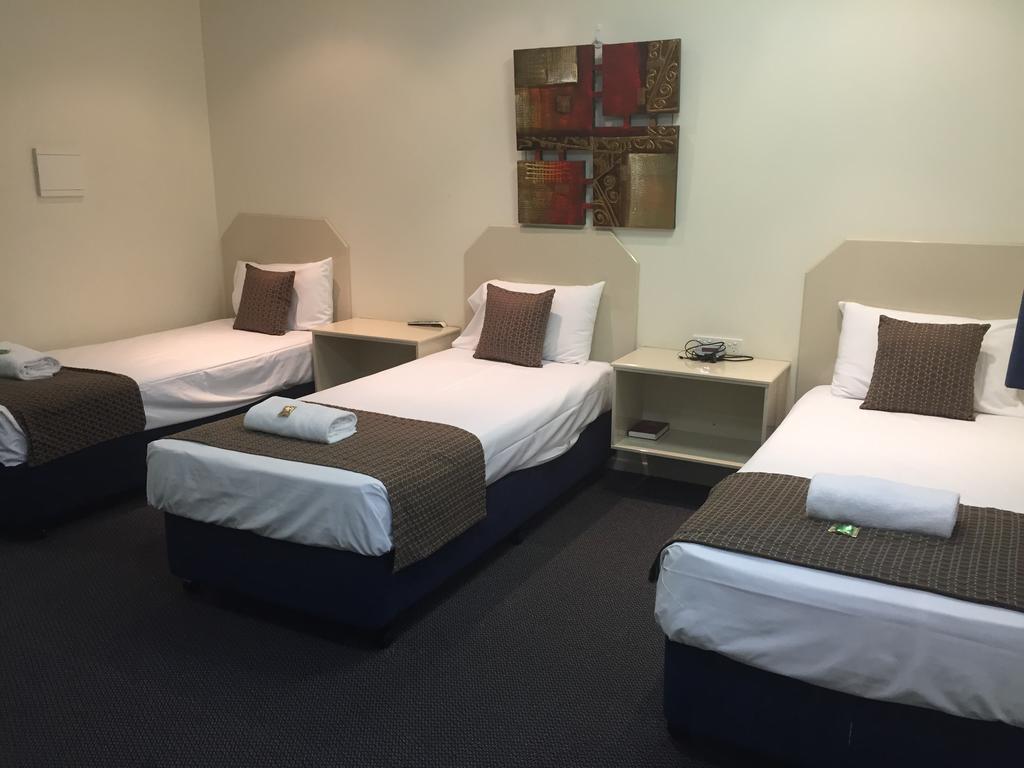TRIPLE SHARE ROOM