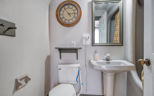 Deluxe Queen Suite