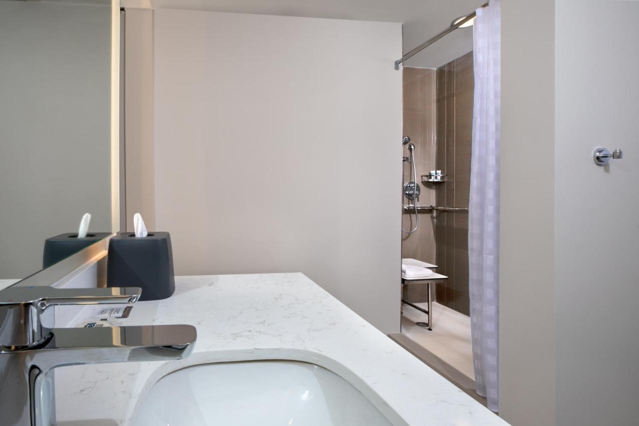 King Studio Suite with Kitchen and Roll-In Shower - Disability Access