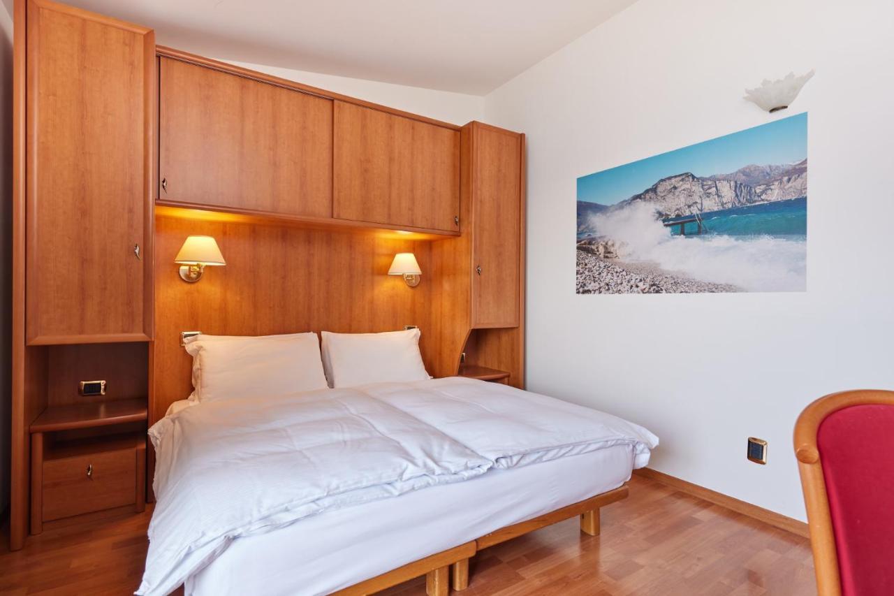 Doppel-/Zweibettzimmer mit Balkon