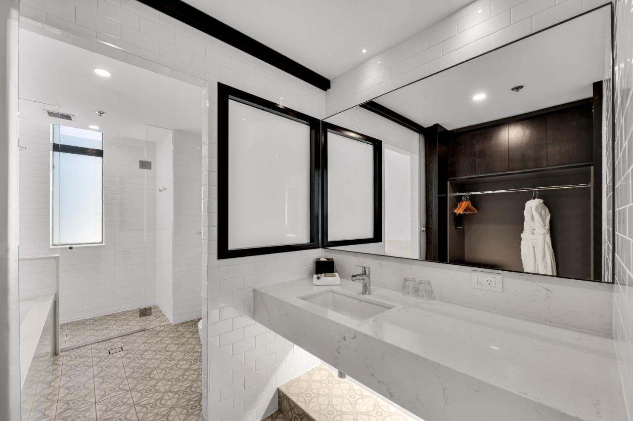 Signature Premium Corner King Room