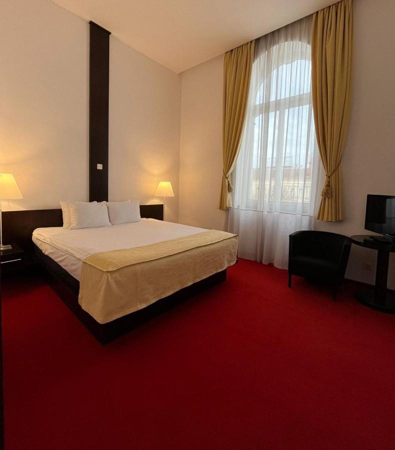 King Room with Roll-In Shower - Disability Access