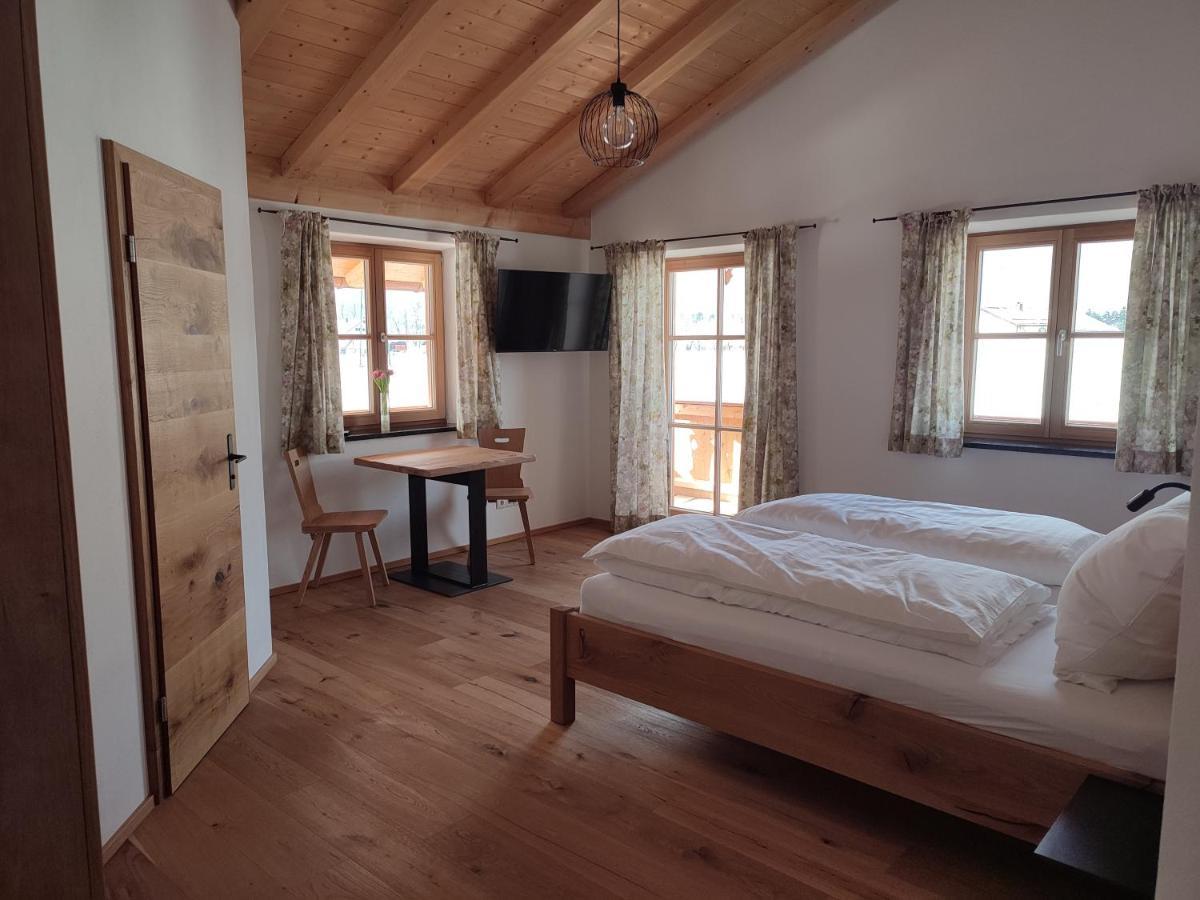 Zweibettzimmer mit Balkon