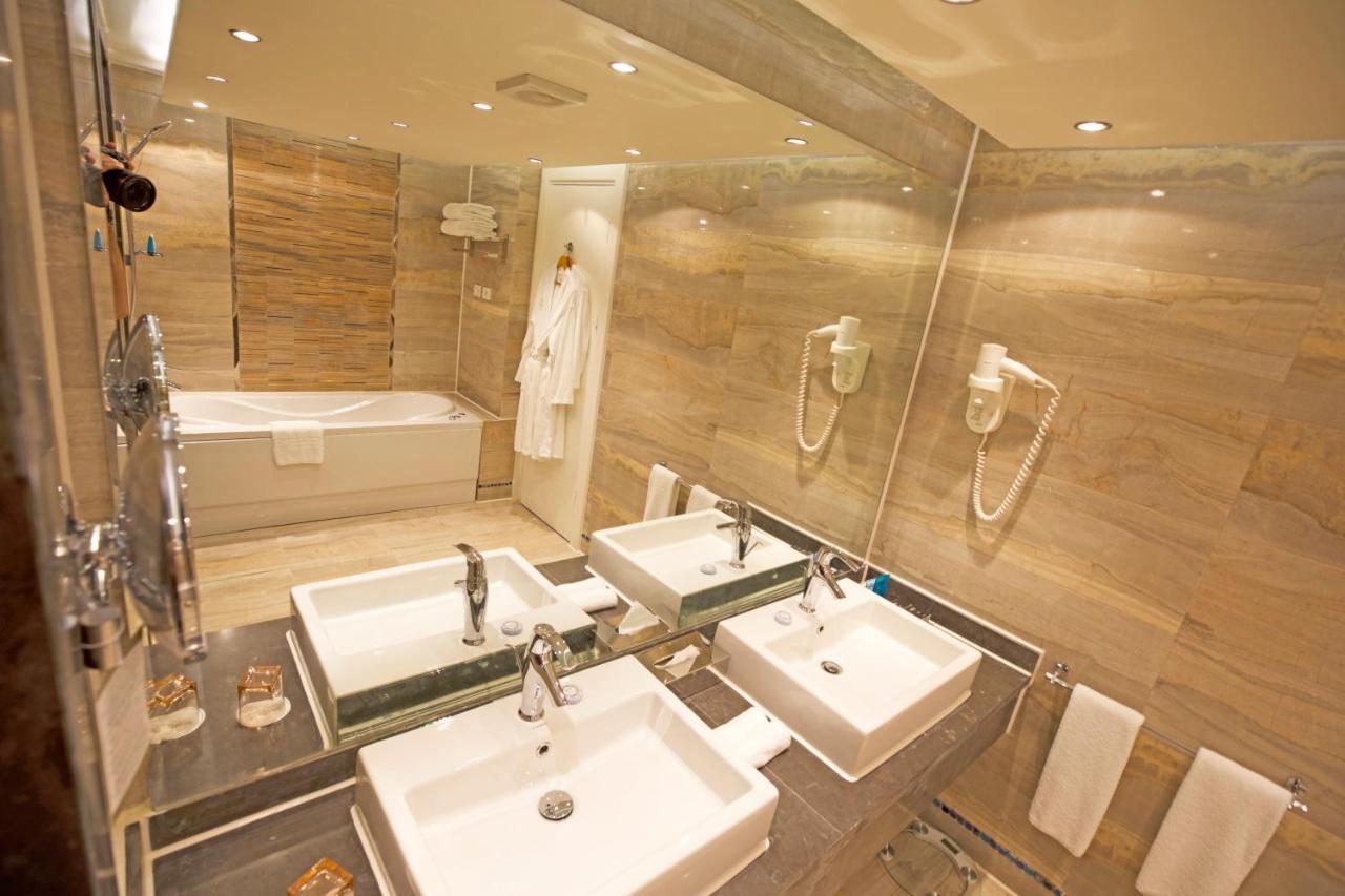 Deluxe Suite- Posh Club