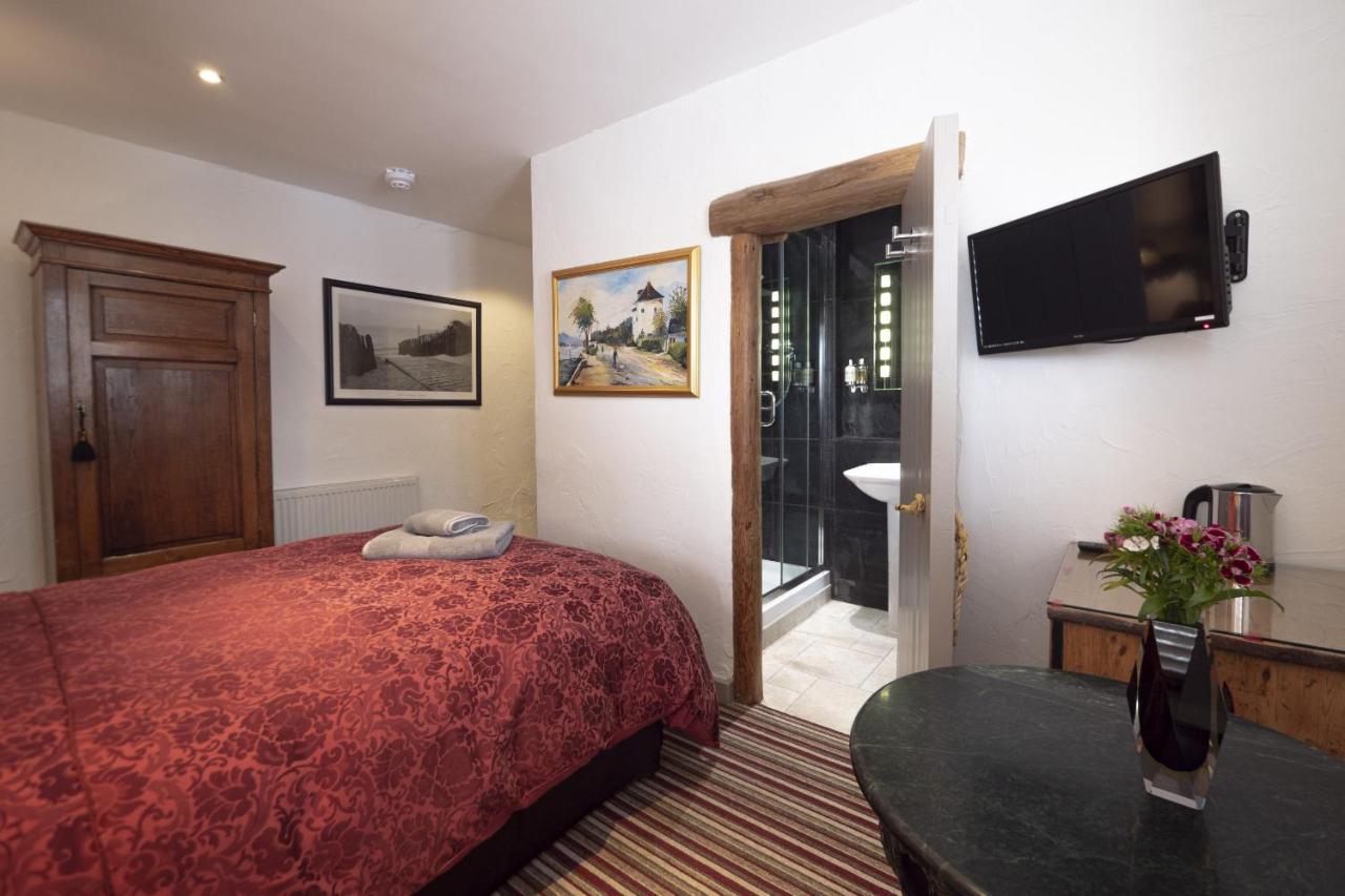 Deluxe Double Room Shower