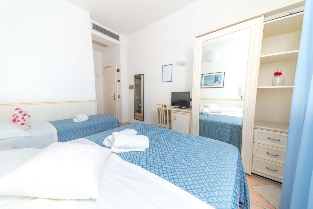 Dreibettzimmer mit Balkon
