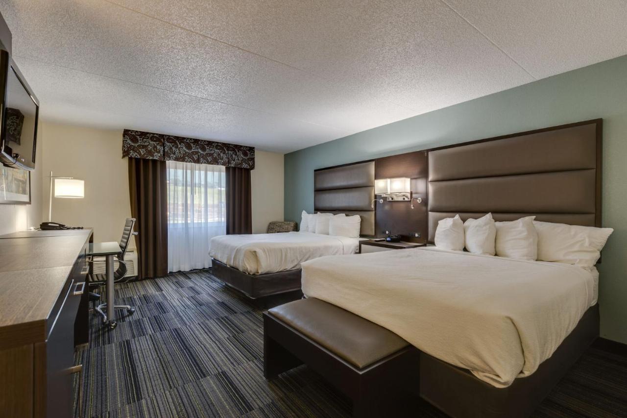 Queen Room Two Queen Beds Complimentary Happy Hour M-Sa