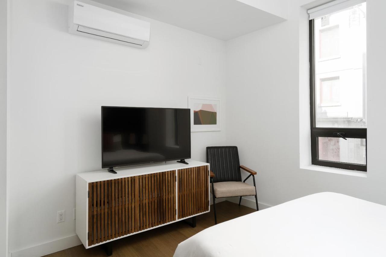Deluxe Studio with Queen Bed