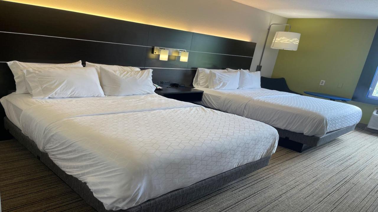 Queen Suite with Two Queen Beds