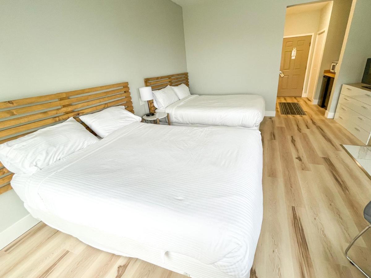 Queen Room with Two Queen Beds - Lake View