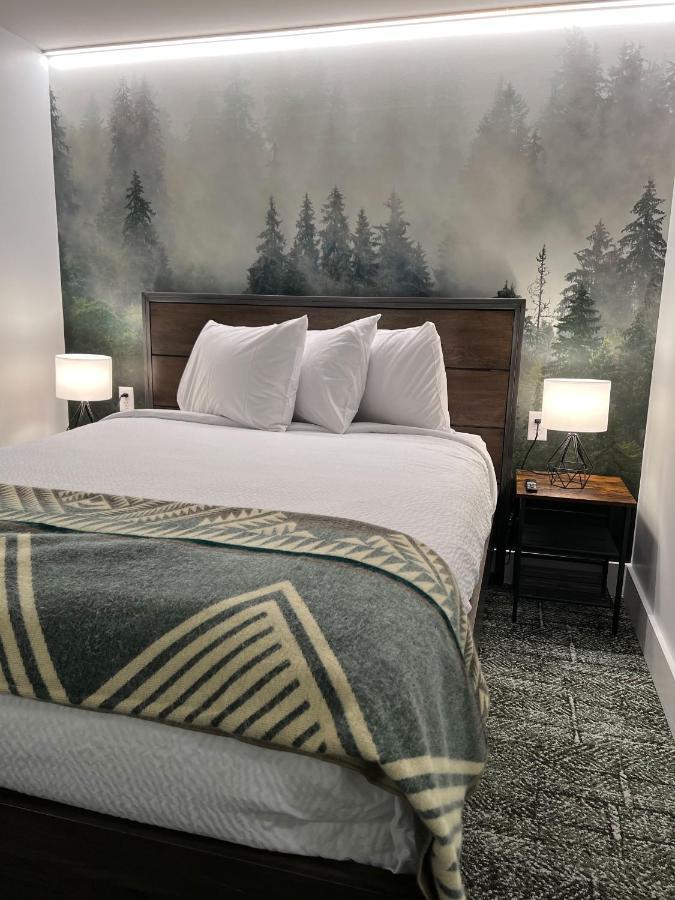 1 Queen Room with Private Bathroom
