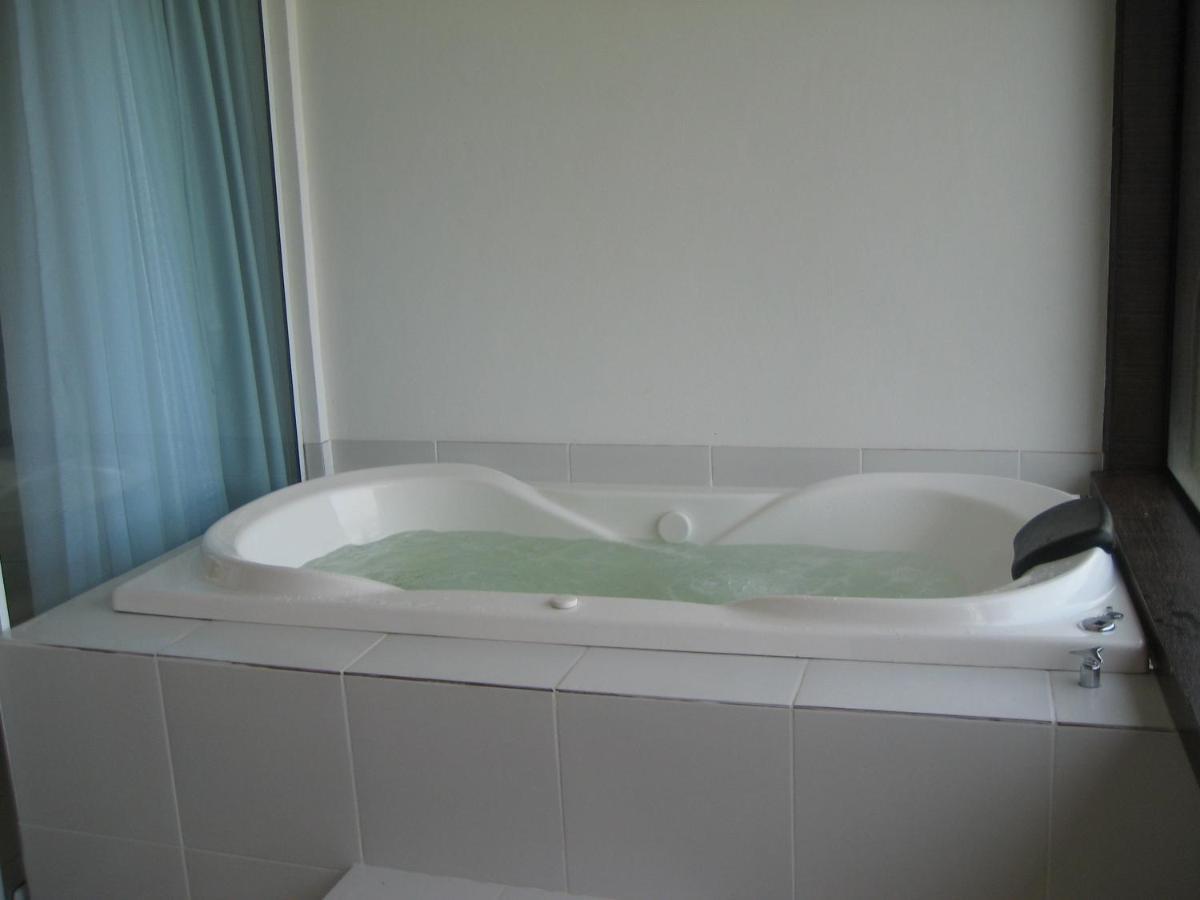 Queen Suite with Spa Bath