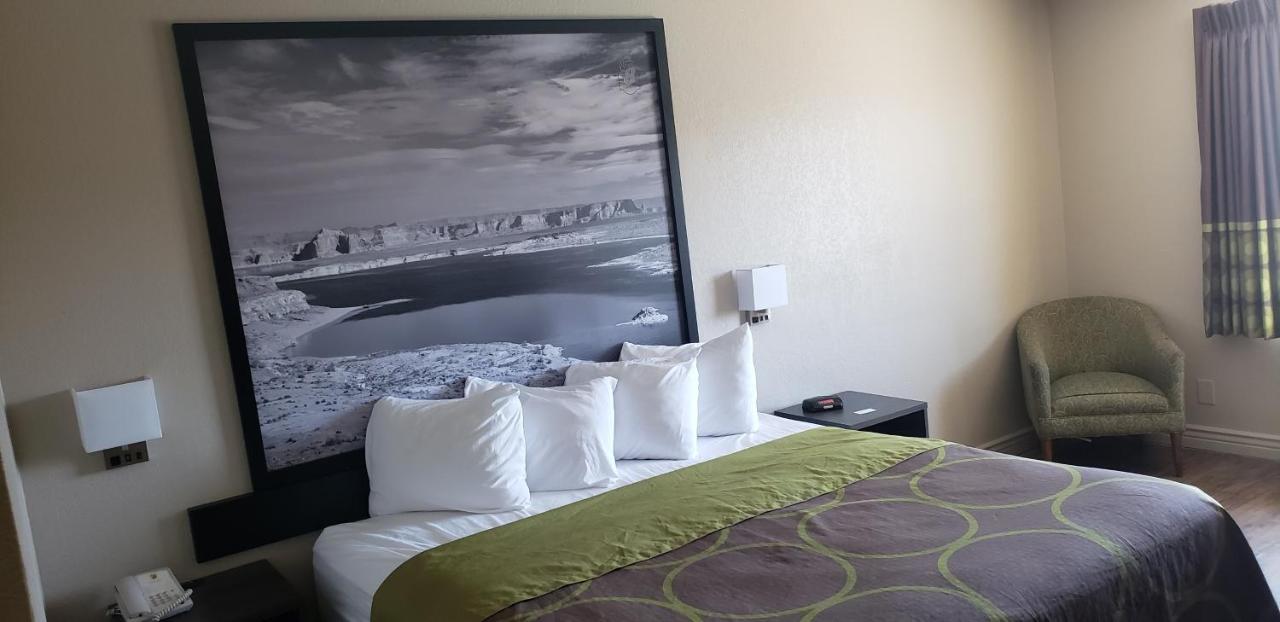 Deluxe King Room - Non-Smoking