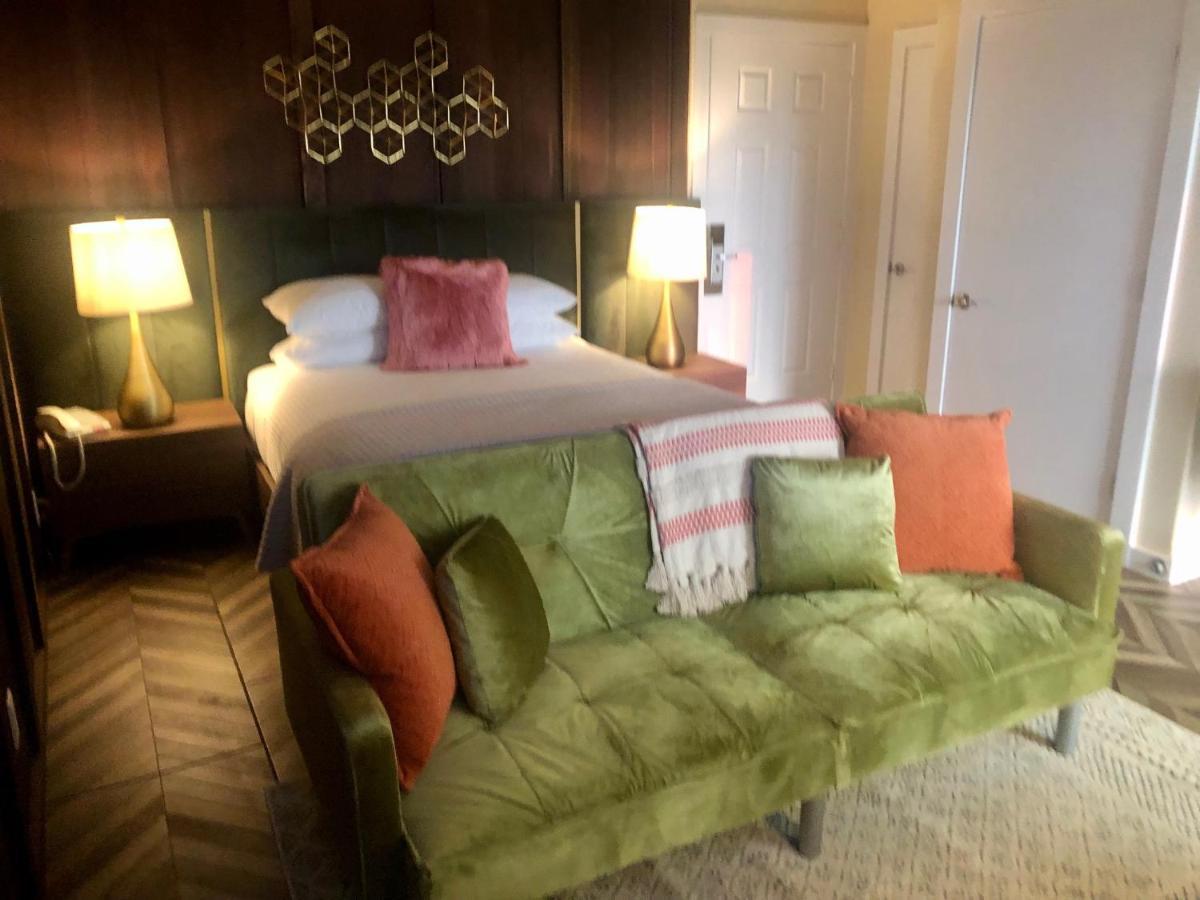 Deluxe Queen Suite