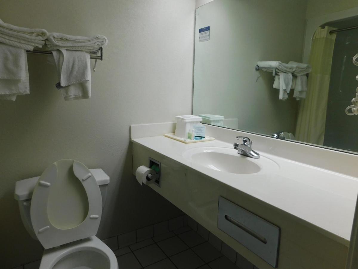 Queen Room - Accessible/Nonsmoking