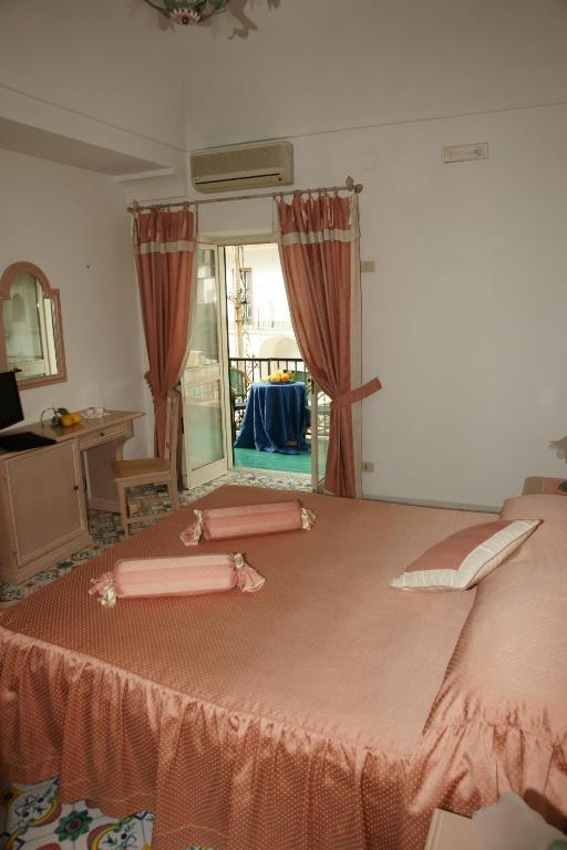 Deluxe Double Room with Side Sea View