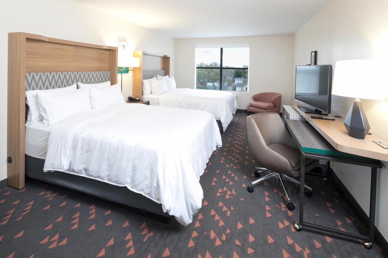 Standard Queen Room with Two Queen Beds - Communications Accessible