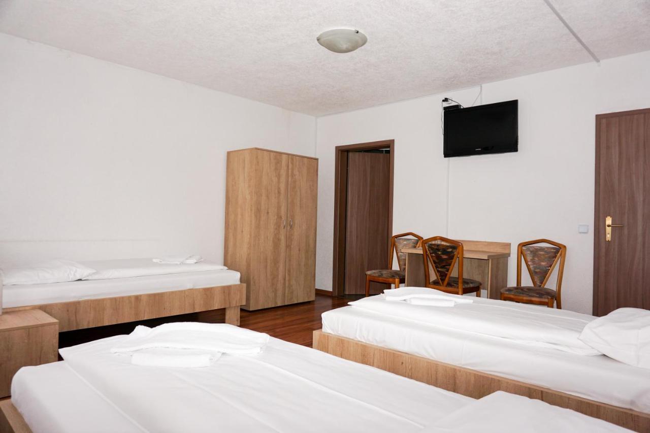 Dreibettzimmer mit eigenem Bad
