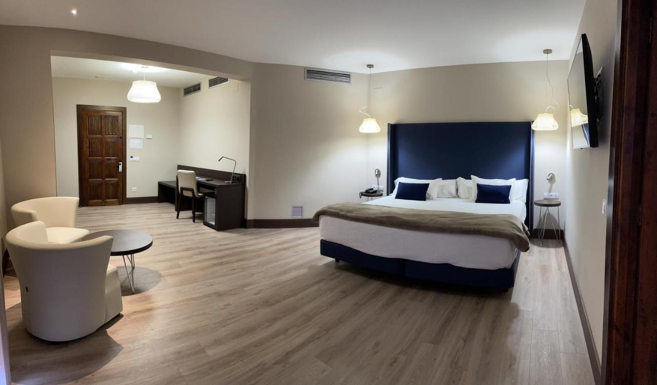 Habitación con cama extragrande y bañera de hidromasaje