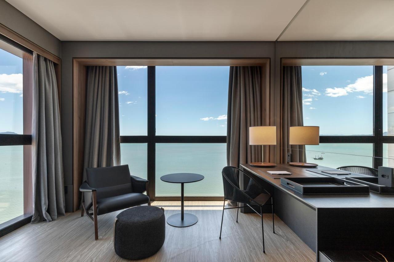 Habitación de lujo con cama extragrande y vistas al mar
