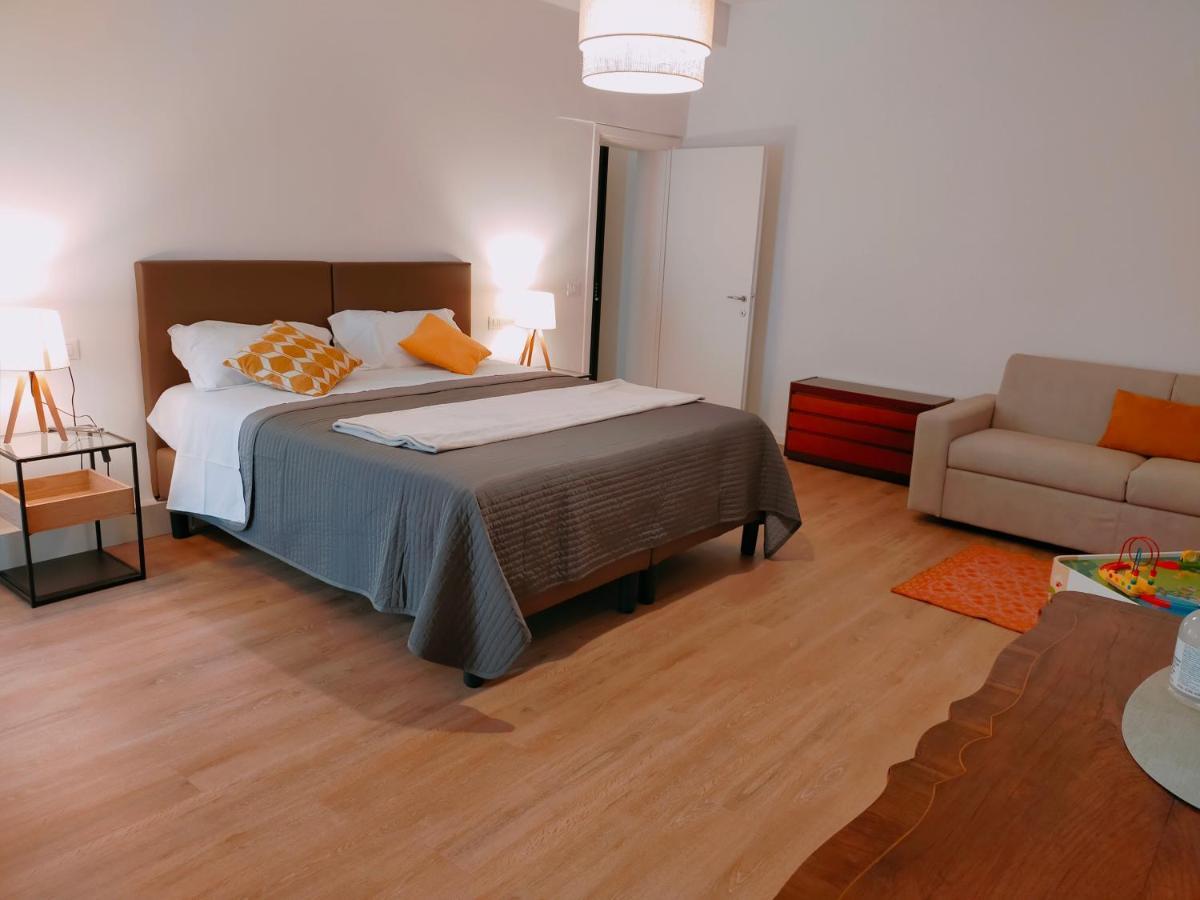 Habitación con cama extragrande y balcón