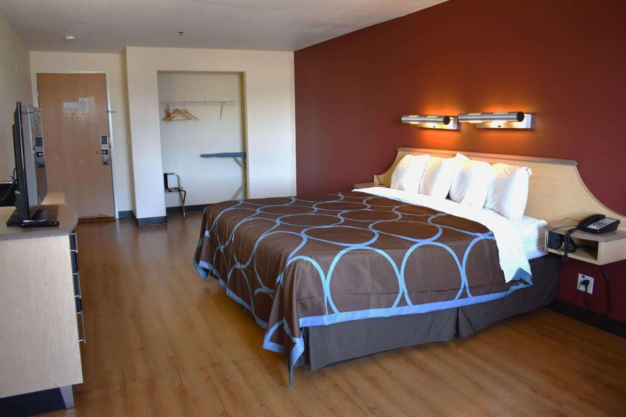 King Room with Roll-in Shower - Mobility Access/Non-Smoking