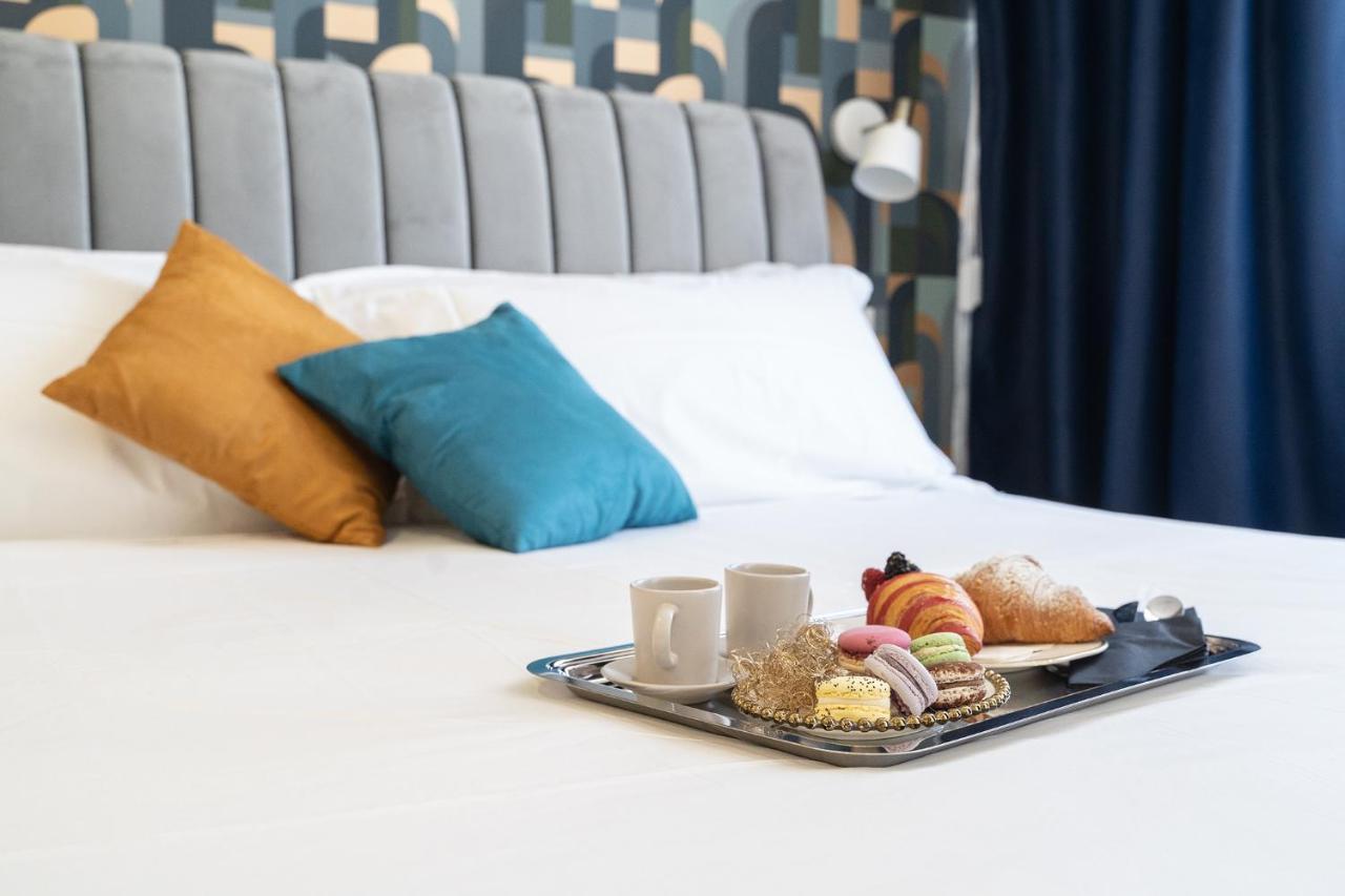 Zimmer mit Kingsize-Bett und Balkon