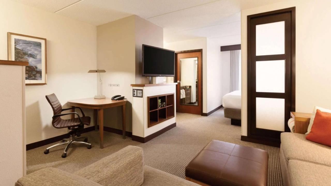 High Floor Guestroom King with Sofa Bed