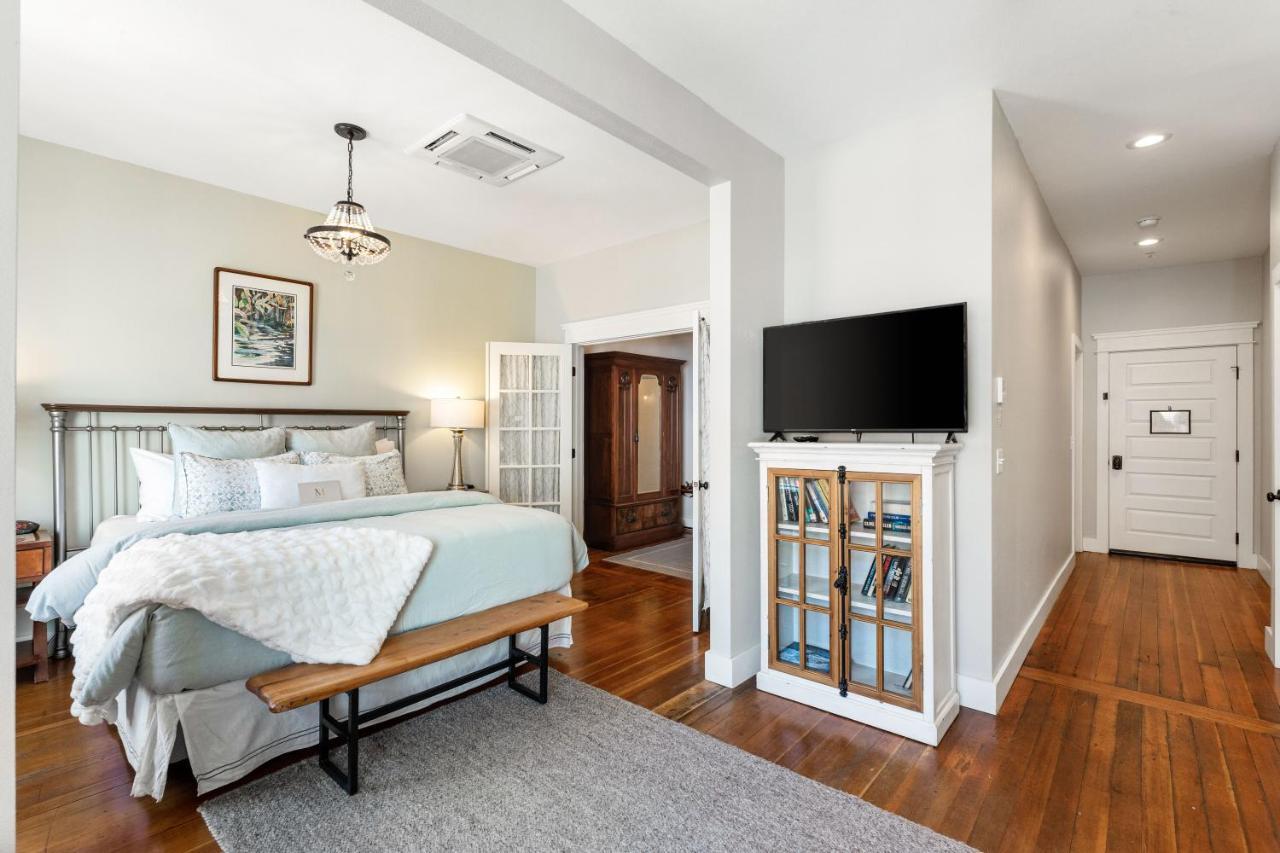 King Studio with Sofa Bed
