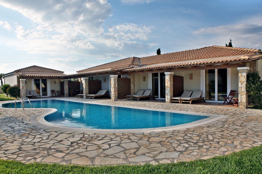 Deluxe Bungalow with Shared Pool (3 Adults)