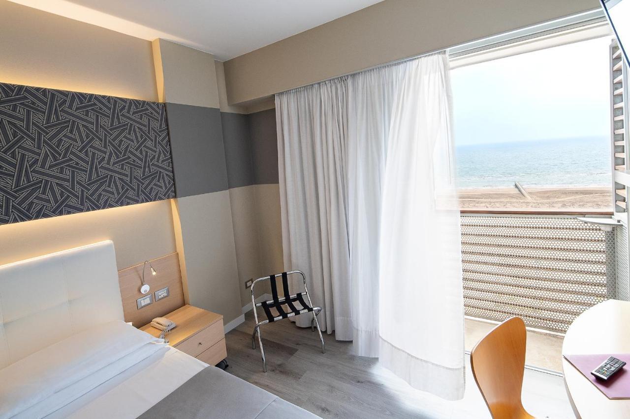 Doppel-/Zweibettzimmer mit seitlichem Meerblick