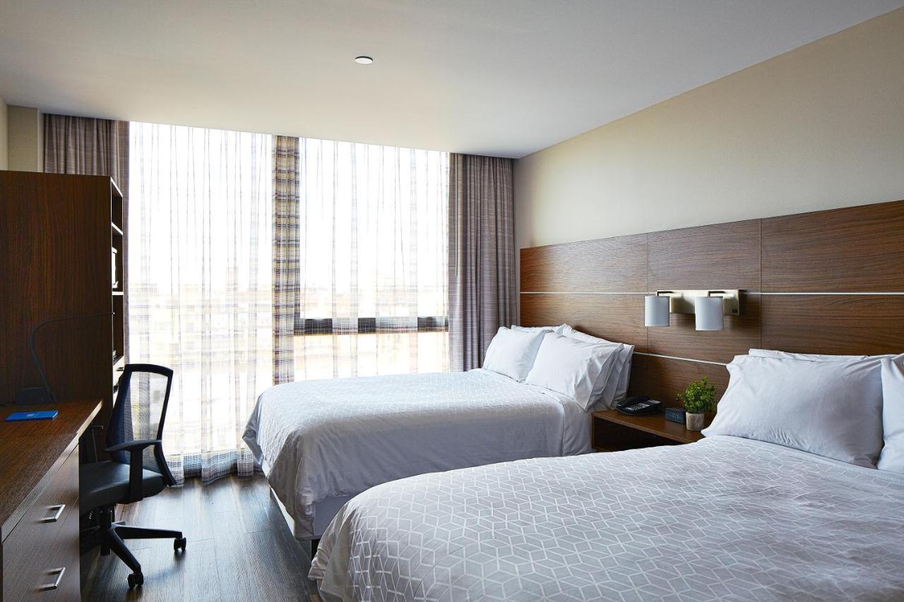 Quarto Duplo com 2 Camas de Casal - Comodidades e Banheiro Adaptados para Hóspedes com Mobilidade e Audição Reduzida
