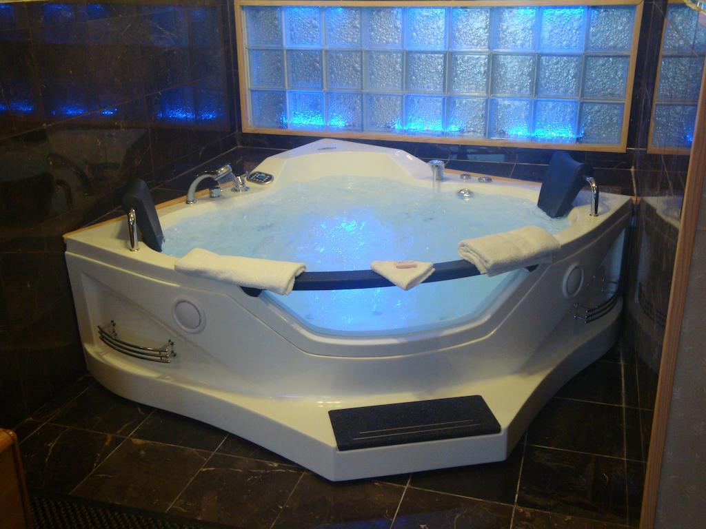 King Room Spa Bath