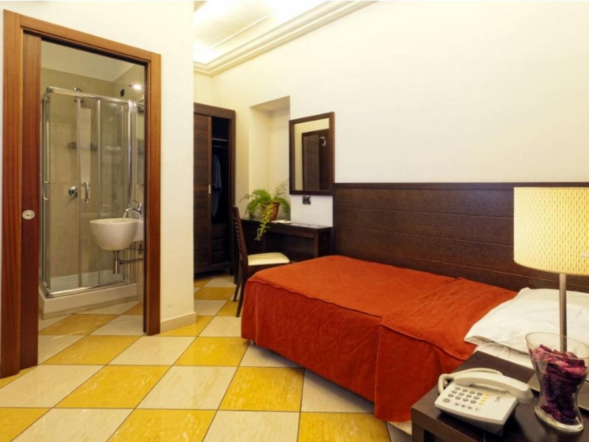Single Room,755426779:JPEG