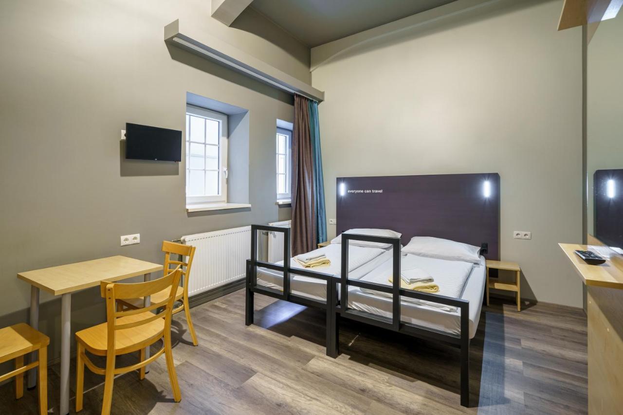Twin Room,1434141073:JPEG