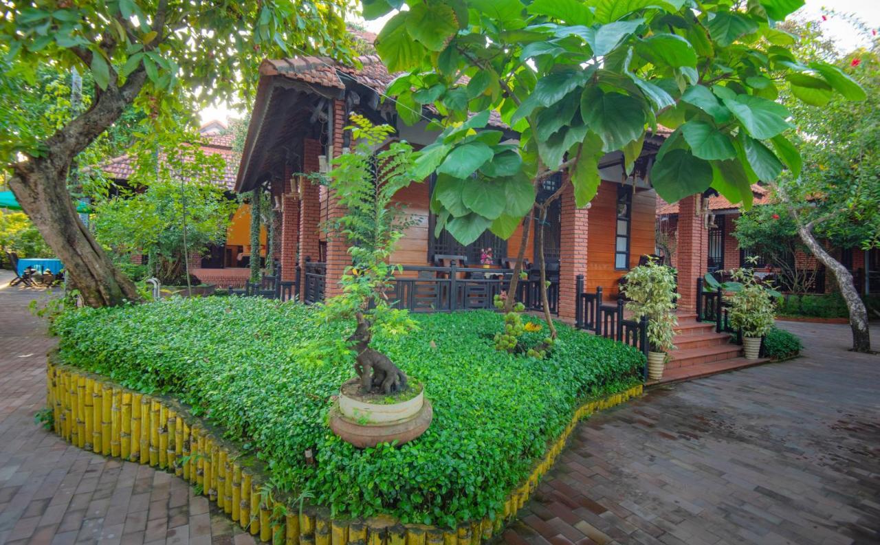 Bungalow with Garden View