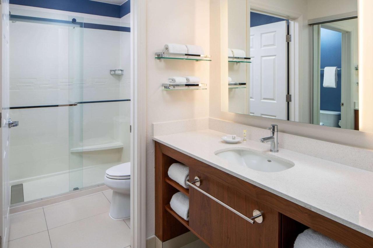 Suite 1 Chambre Lit Queen-Size avec Douche Accessible en Fauteuil Roulant - Adaptée aux Personnes à Mobilité Réduite