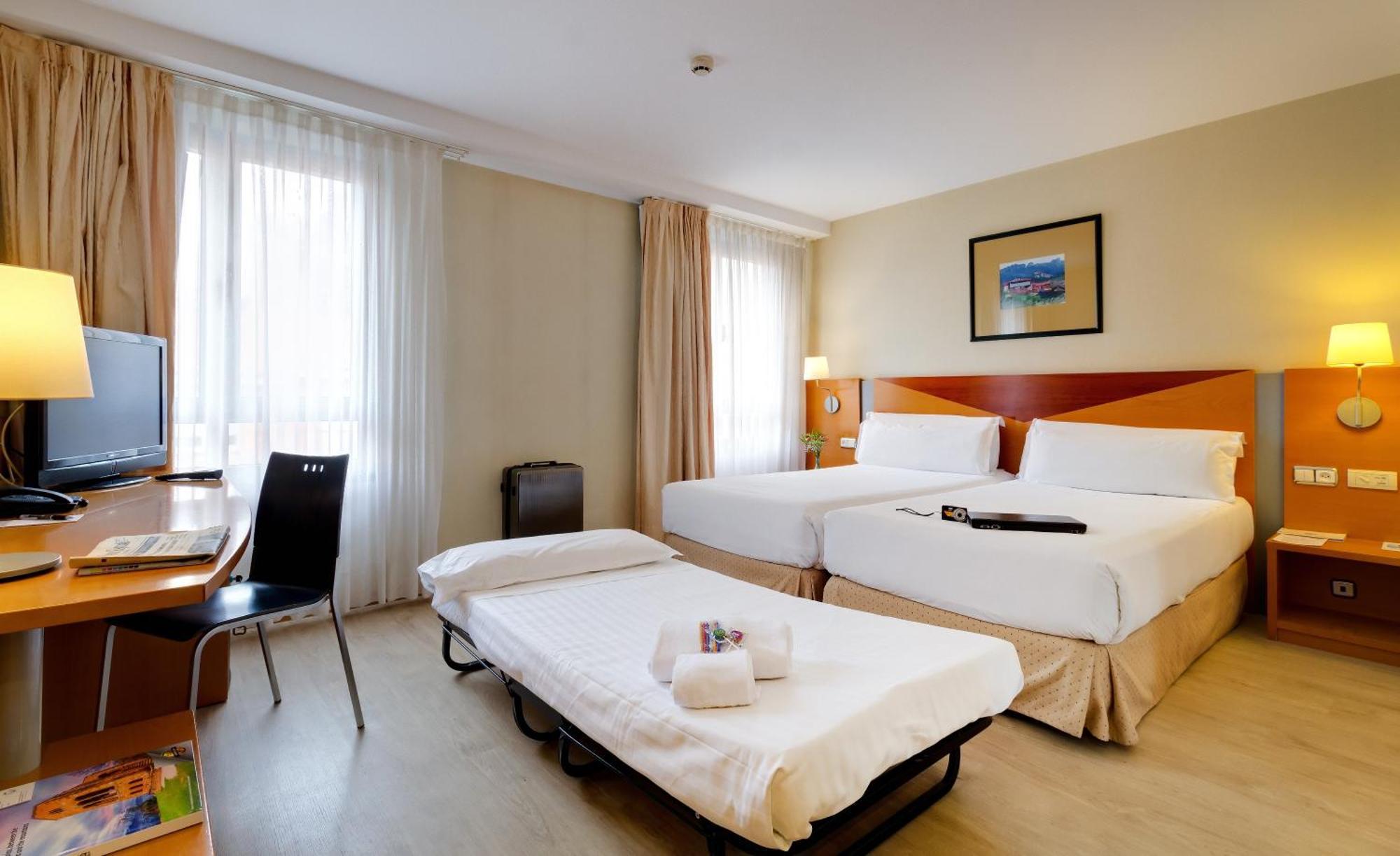 Standard double room (2 adults + 1 child)