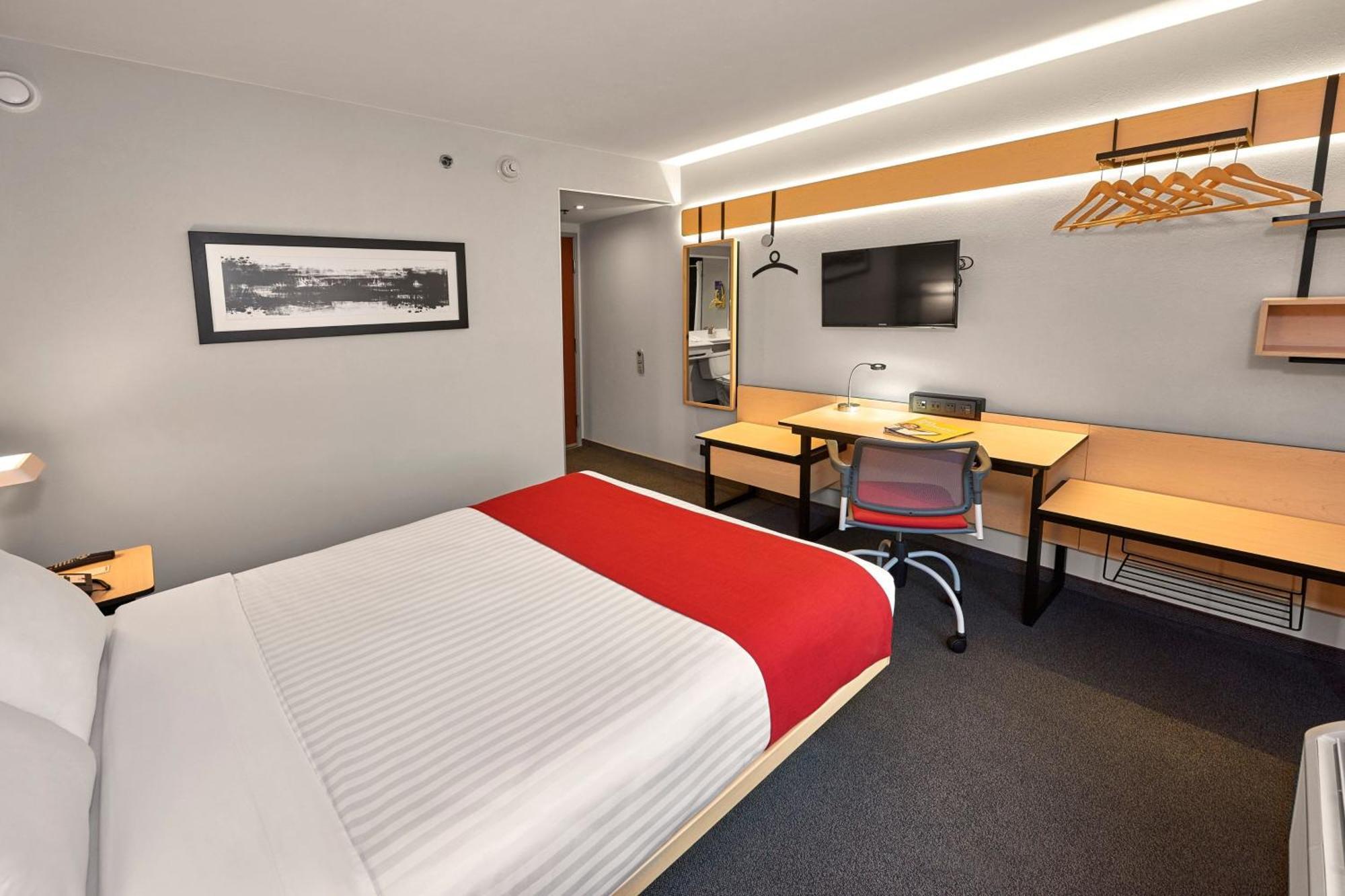 Habitación con cama grande