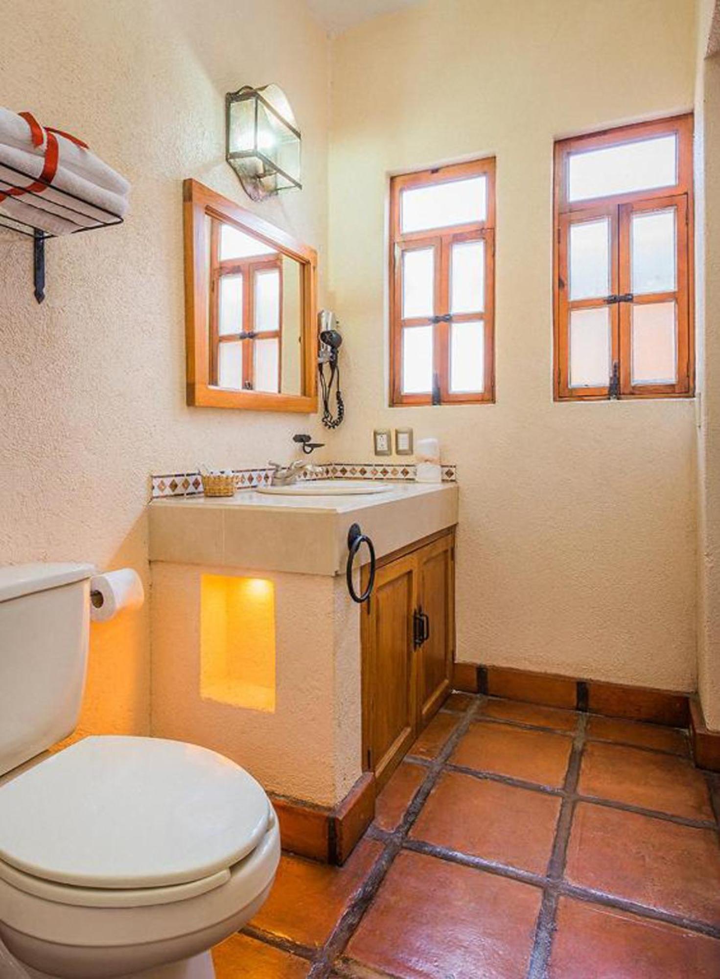 Habitación con cama extragrande.