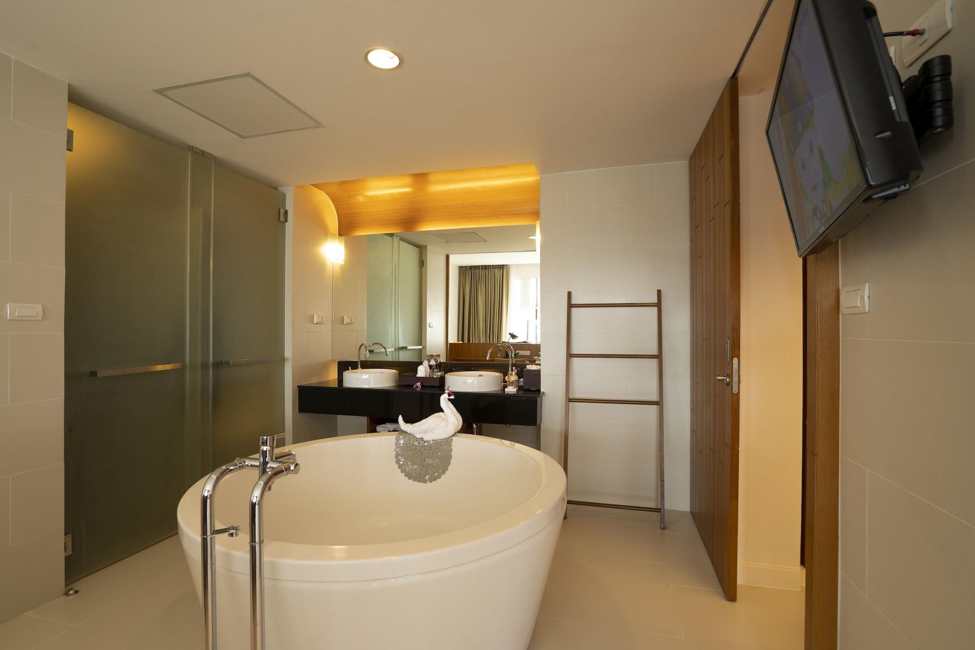 Family Suite Spa Bath