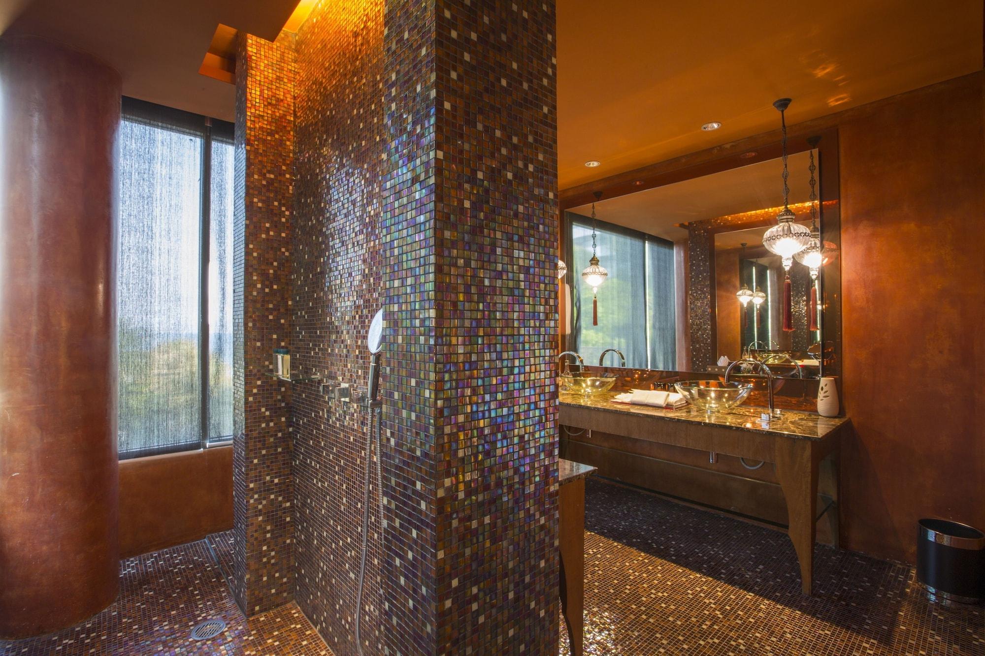 Oceanfront Suite Bedroom Jacuzzi