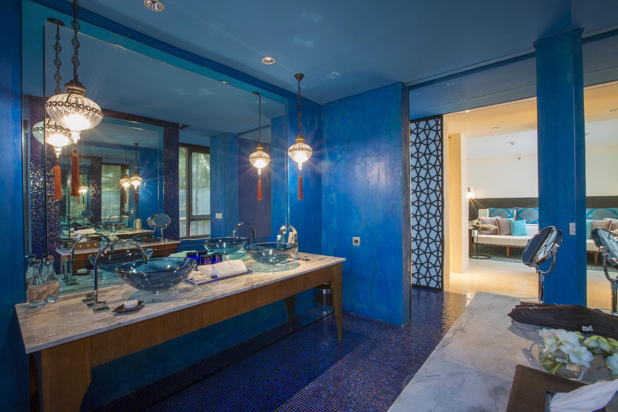 Oceanfront Suite Balcony Jacuzzi
