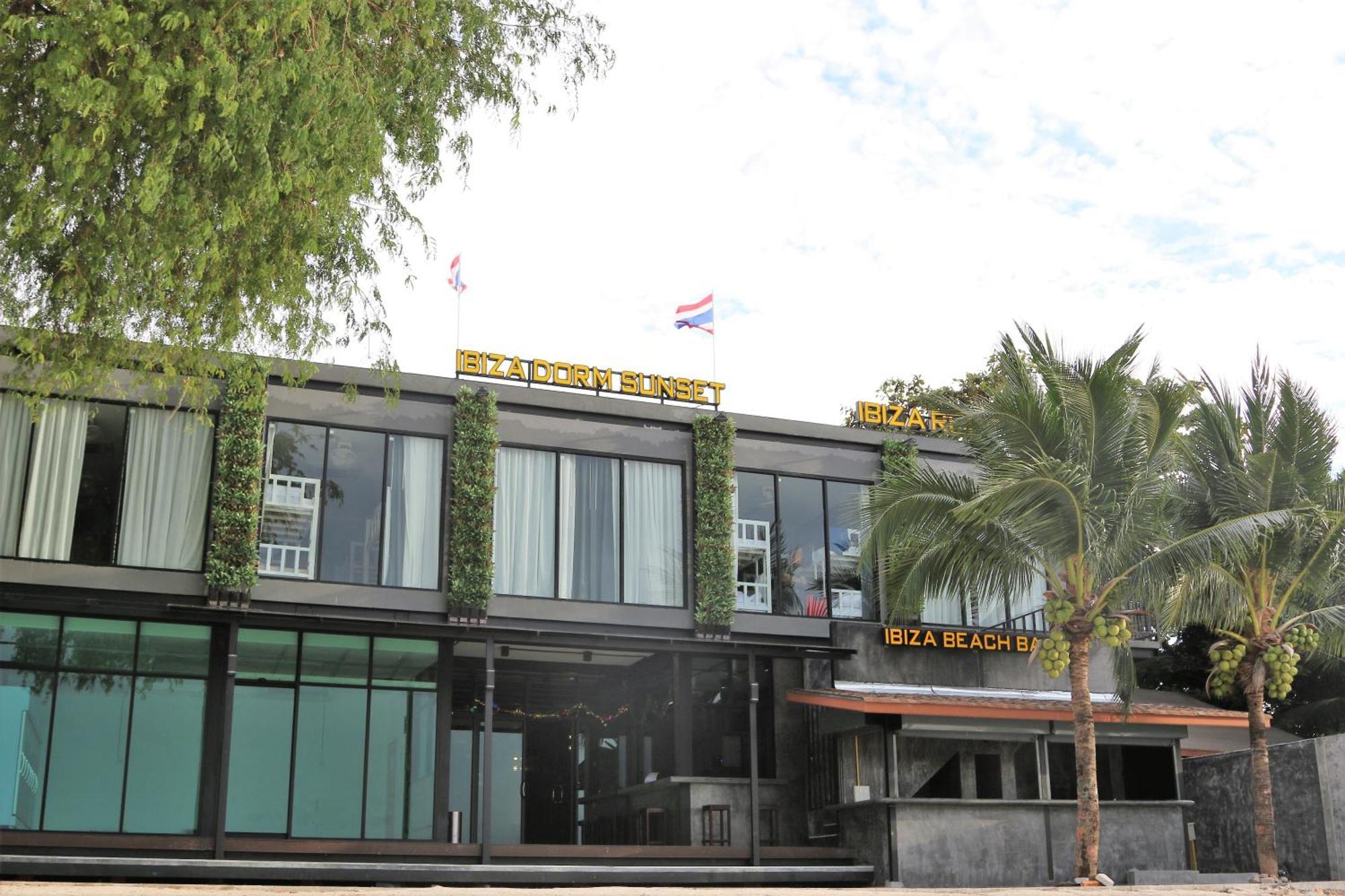 8 Beds Mixed Dormitory Seaview