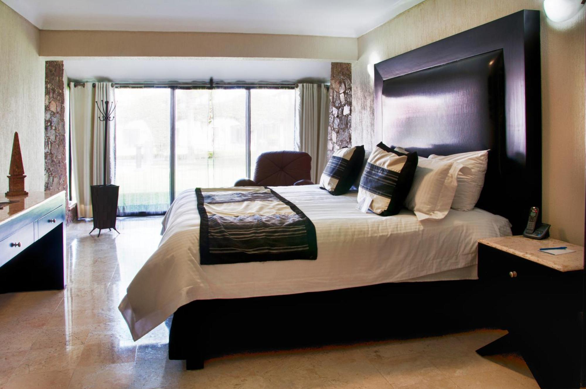 Habitación con cama extragrande.