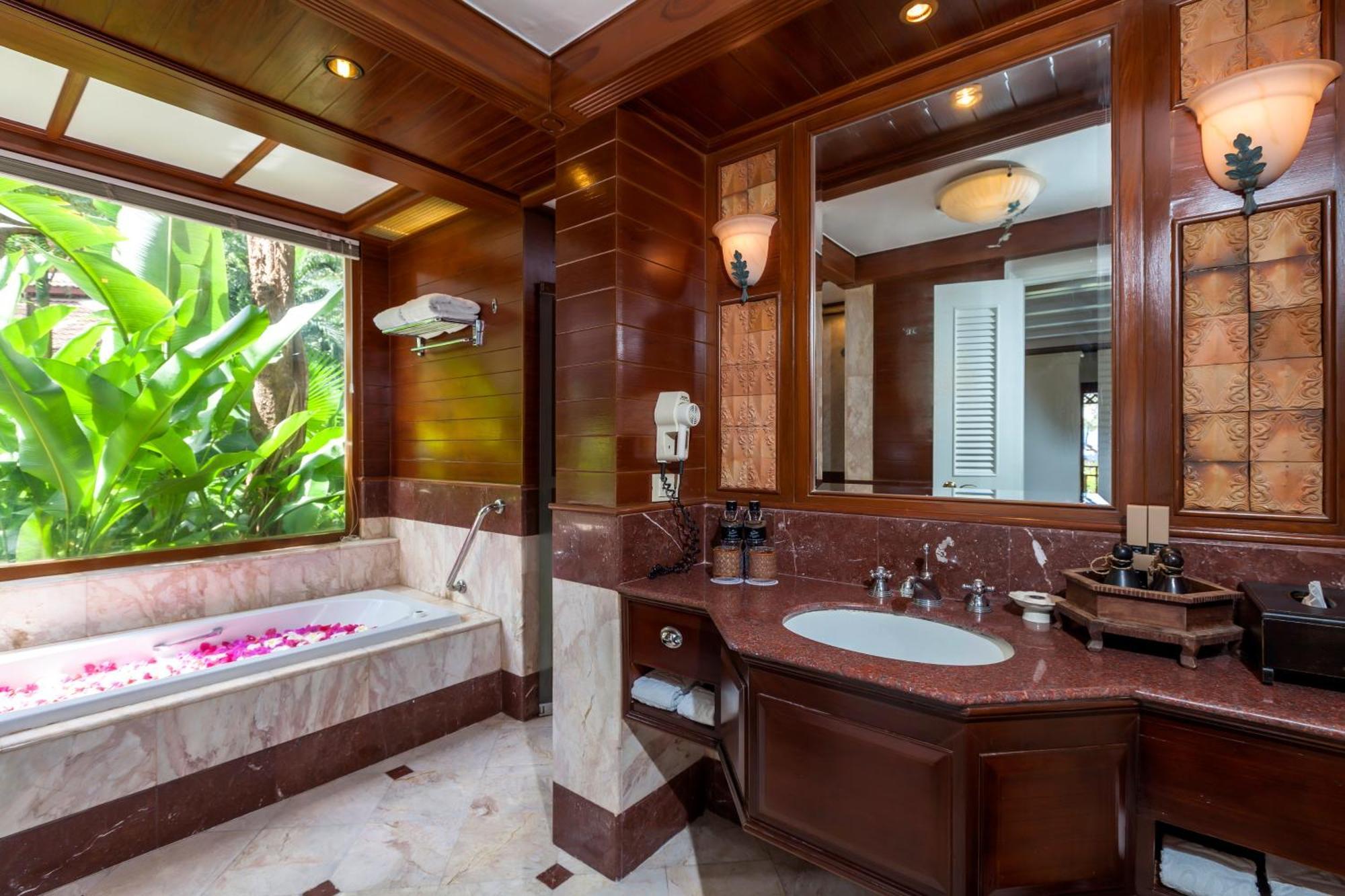 Lagoon Poolside with Bathtub